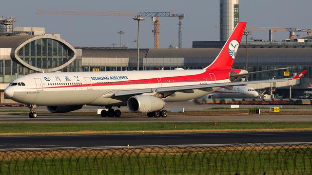 B-8690:Airbus A330-300:Sichuan Airlines